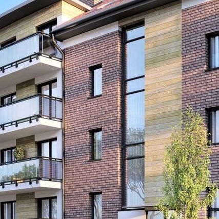 Perła Mierzei powstaje przy jednej z głównych ulic Sztutowa – ulicy Zalewowej, skąd prostą drogą trafimy na główną, strzeżoną plażę z lokalami gastronomicznymi. 